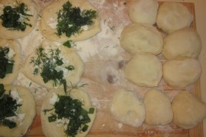 Chifle cu usturoi si verdeturi