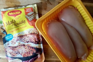 Piept de pui cu rosii uscate la soare si orez libanez cu fasole alba si branza Feta