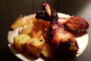 Copanele de pui lipicioase cu sos BBQ, cartofi si salata de varza