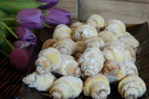 Desert cornulete cu branza, nuca si scortisoara