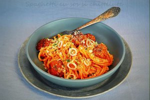 Spaghetti cu sos si chiftelute