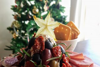 Aperitiv bradut din crema de branza cu masline, rosii uscate la soare si rozmarin