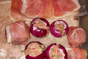 Chiftele in foi de ceapa invelite in jambon