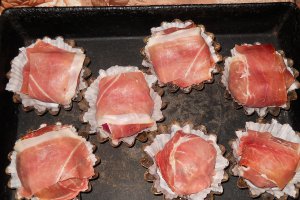 Chiftele in foi de ceapa invelite in jambon