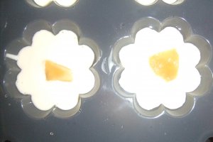 Briose cu piersici si briose cu ciocolata si zmeura
