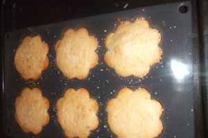 Briose cu piersici si briose cu ciocolata si zmeura