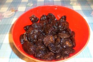 Desert iepurasi de pasca cu prune uscate si rodie