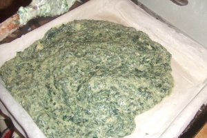 Cheese&spinach in foi de placinta cu carnaciori la cuptor