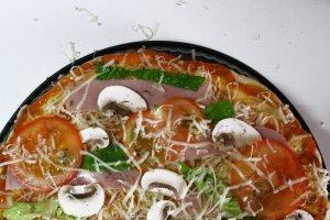 Pizza cu sunca, ciuperci si salata