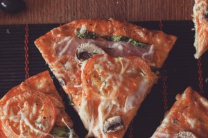 Pizza cu sunca, ciuperci si salata