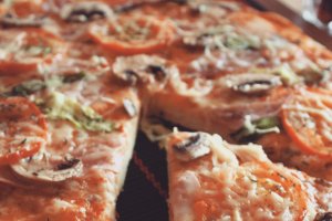 Pizza cu sunca, ciuperci si salata
