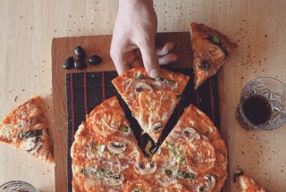 Pizza cu sunca, ciuperci si salata