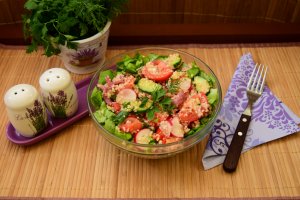 Salata de cuscus cu legume si bacon afumat