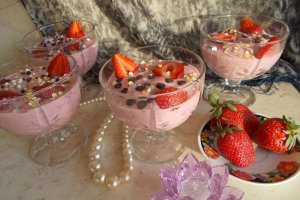 Desert crema de capsuni la cupa