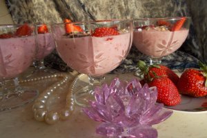 Desert crema de capsuni la cupa