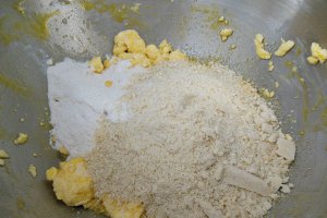 Desert tarta cu crema cu lapte de cocos, caju si zmeura