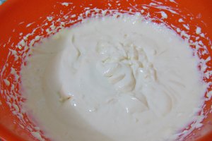 Desert tarta cu crema cu lapte de cocos, caju si zmeura