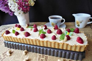 Desert tarta cu crema cu lapte de cocos, caju si zmeura