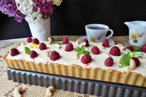 Desert tarta cu crema cu lapte de cocos, caju si zmeura