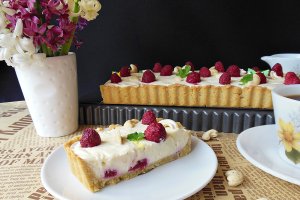 Desert tarta cu crema cu lapte de cocos, caju si zmeura