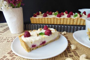Desert tarta cu crema cu lapte de cocos, caju si zmeura