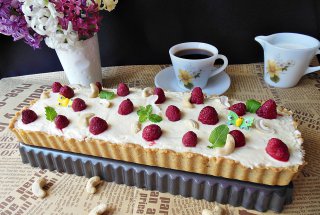 Desert tarta cu crema cu lapte de cocos, caju si zmeura