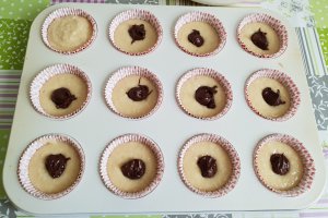 Desert muffins cu cocos si inima de ciocolata