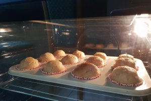 Desert muffins cu cocos si inima de ciocolata