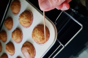 Desert muffins cu cocos si inima de ciocolata