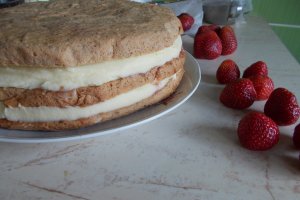Desert tort cu capsuni si crema mousseline