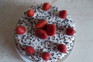 Desert tort cu capsuni si crema mousseline