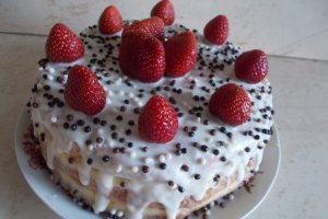 Desert tort cu capsuni si crema mousseline