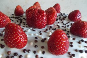 Desert tort cu capsuni si crema mousseline