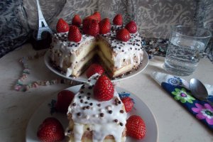 Desert tort cu capsuni si crema mousseline