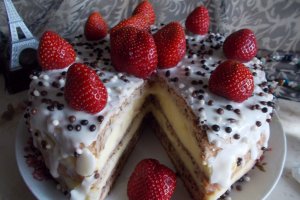 Desert tort cu capsuni si crema mousseline