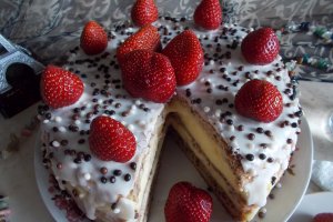 Desert tort cu capsuni si crema mousseline