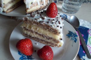Desert tort cu capsuni si crema mousseline