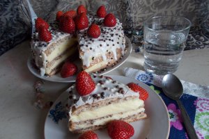 Desert tort cu capsuni si crema mousseline