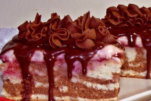 Desert prajitura cu albusuri si crema de capsuni
