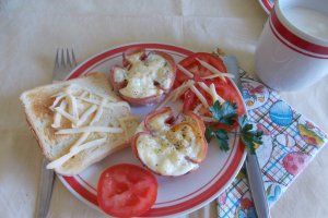 Aperitiv ochiuri in cuib de sunca