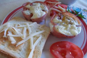 Aperitiv ochiuri in cuib de sunca