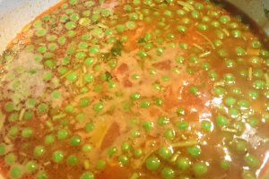 Mancare de mazare verde cu carnati de casa