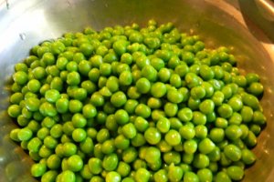 Mancare de mazare verde cu carnati de casa
