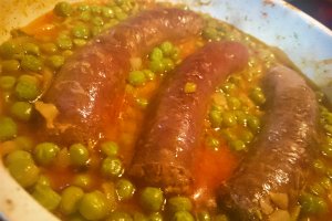 Mancare de mazare verde cu carnati de casa