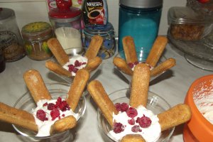 Desert cu zmeura si creme ole