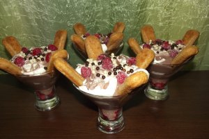 Desert cu zmeura si creme ole