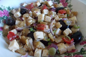 Salata de ardei copti, cu branza, ceapa si masline
