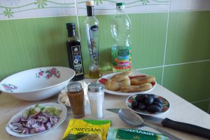 Salata de ardei copti, cu branza, ceapa si masline