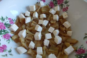Salata de ardei copti, cu branza, ceapa si masline