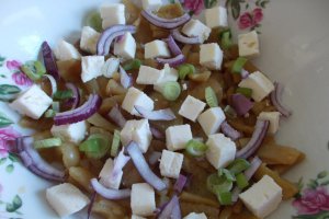 Salata de ardei copti, cu branza, ceapa si masline